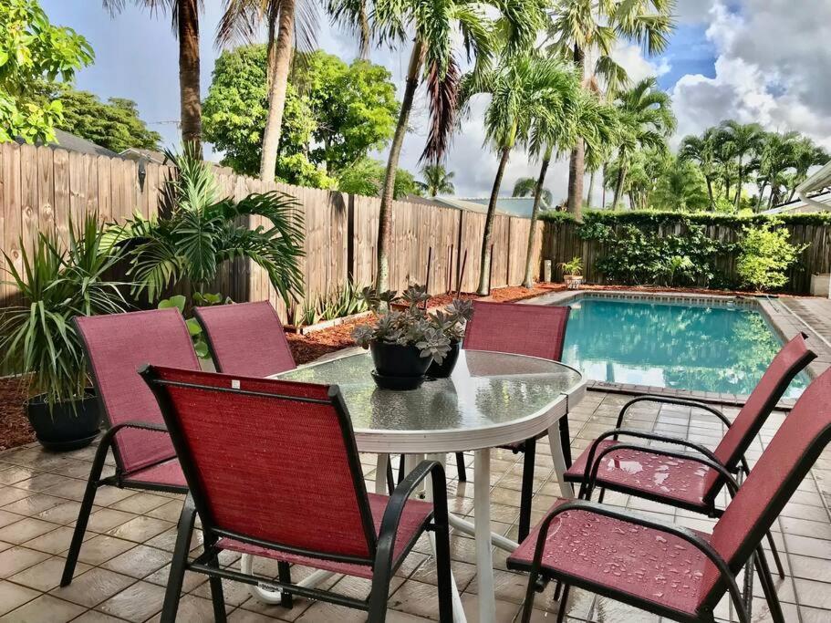 Pool House In Tropical Miami Villa Exterior photo